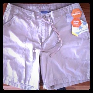 Quest kaki shorts NWT size 10 with inseam 6inches